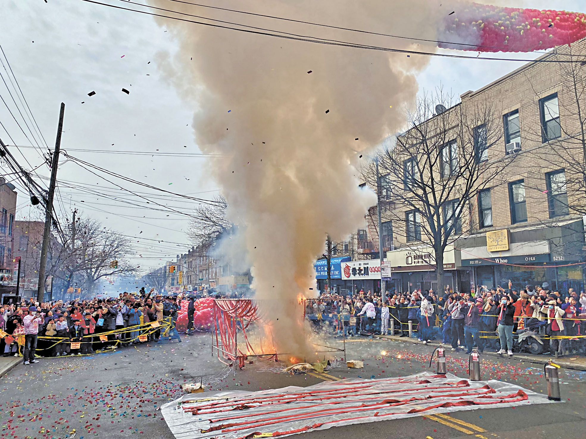 布碌崙華人協會8日燃放鞭炮。   張之銘攝