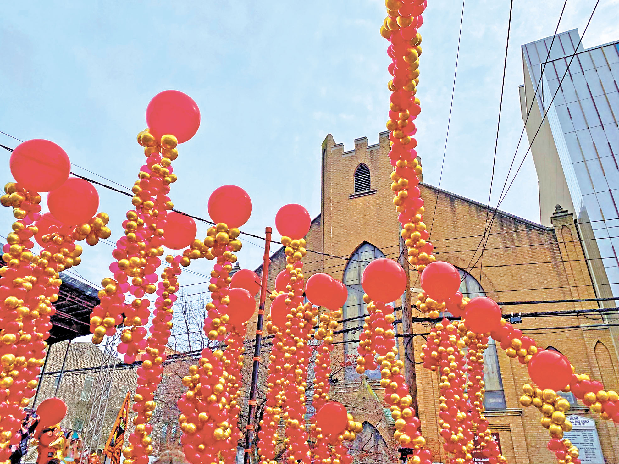 布碌崙華人協會8日放飛氣球。張之銘攝