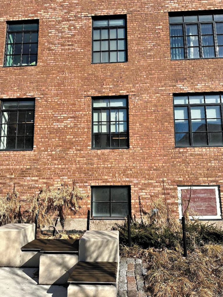 芝加哥嚴重缺乏經濟適用房，讓低收入家庭與個人難找到安身之處。 梁敏育攝