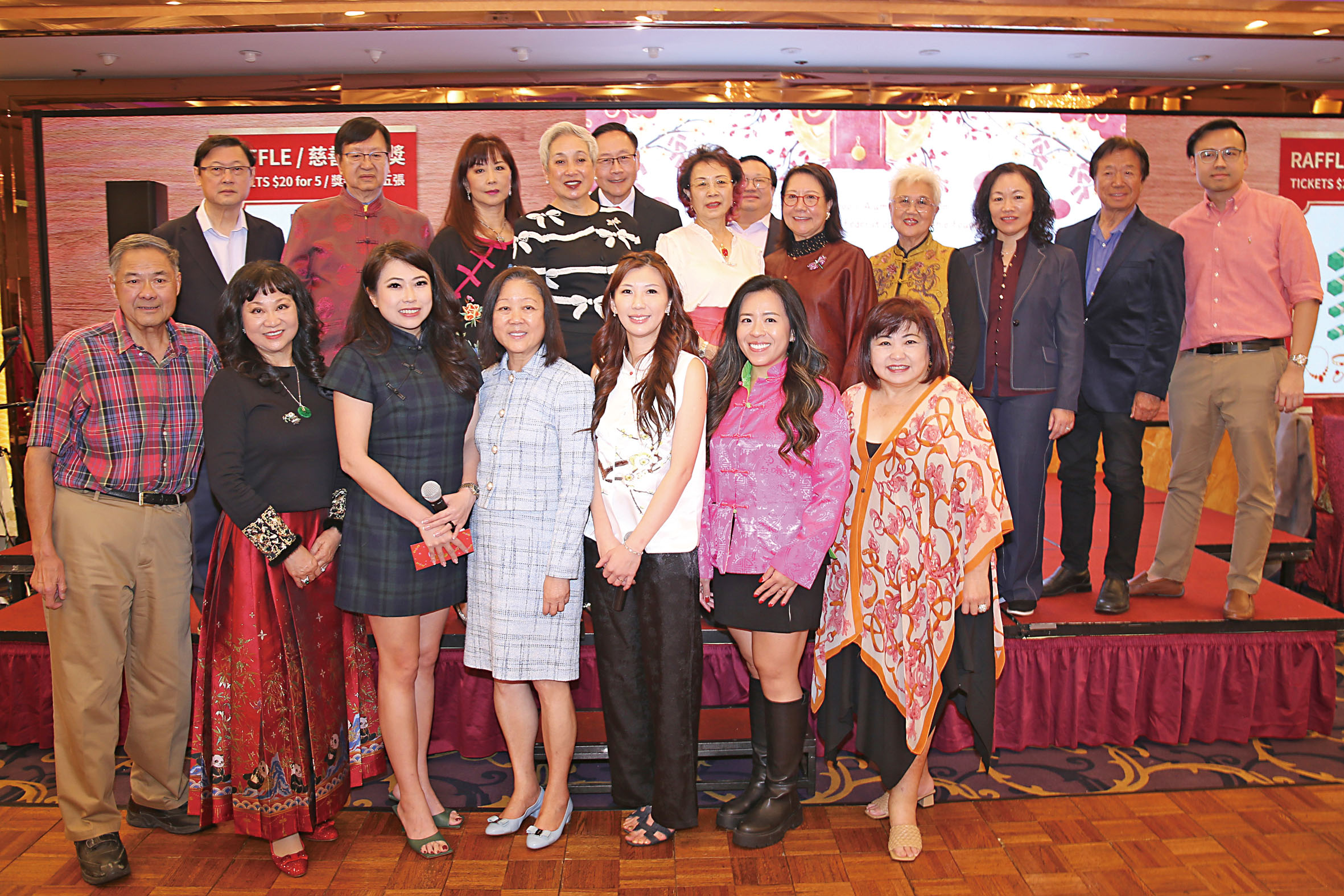 關玉霞法官（前排中）為香港校友會聯會理事主持宣誓儀式。主辦方提供