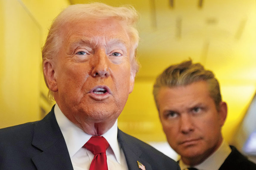 美國總統特朗普7日在空軍一號上向記者發表講話，國防部長赫格塞斯在一旁聆聽。 美聯社