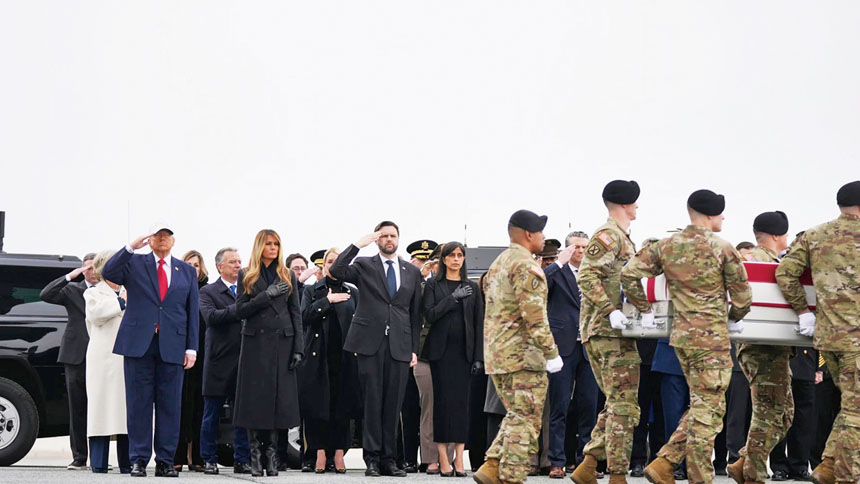 特朗普7日出席殉職士兵迎靈儀式。美聯社