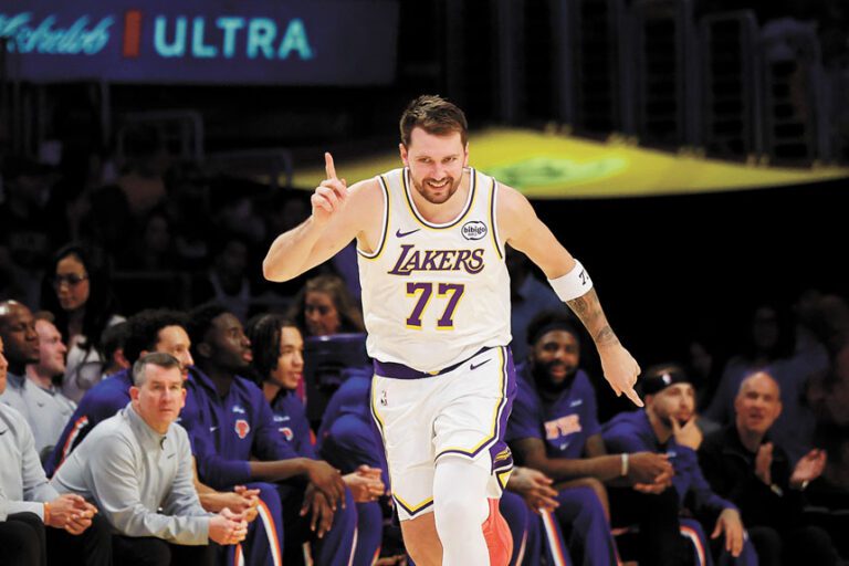 東契奇得分後，豎起食指奔跑慶祝。路透社