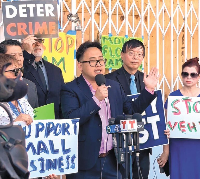 2025年9月鍾文誠在聲援聖荷西被搶劫珠寶店、呼籲嚴打犯罪的集會上講話。鍾文誠提供