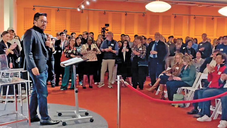 陳嘉興（左）在Garry's List加州公民聯盟成立大會上講話。記者王蔚攝