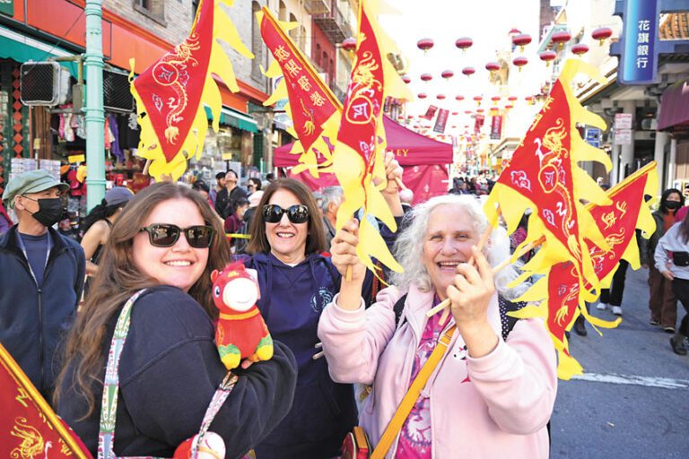 喜氣洋洋拿著令旗滿街走的遊客。記者黃偉江攝