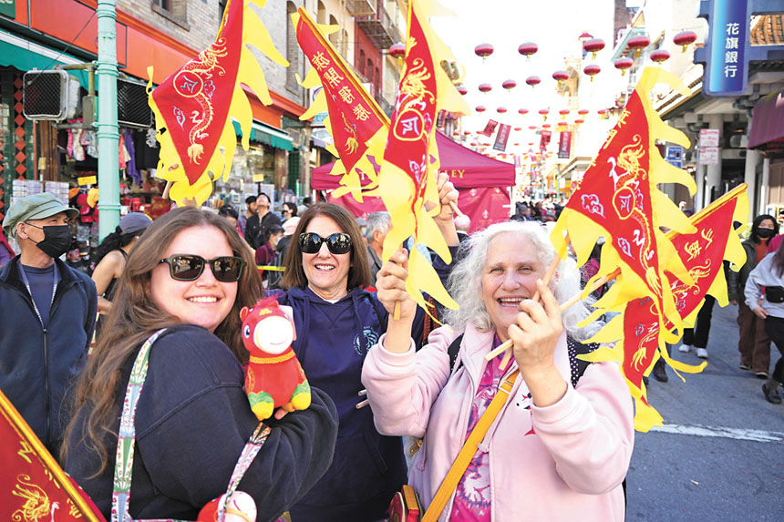 喜氣洋洋拿著令旗滿街走的遊客。記者黃偉江攝