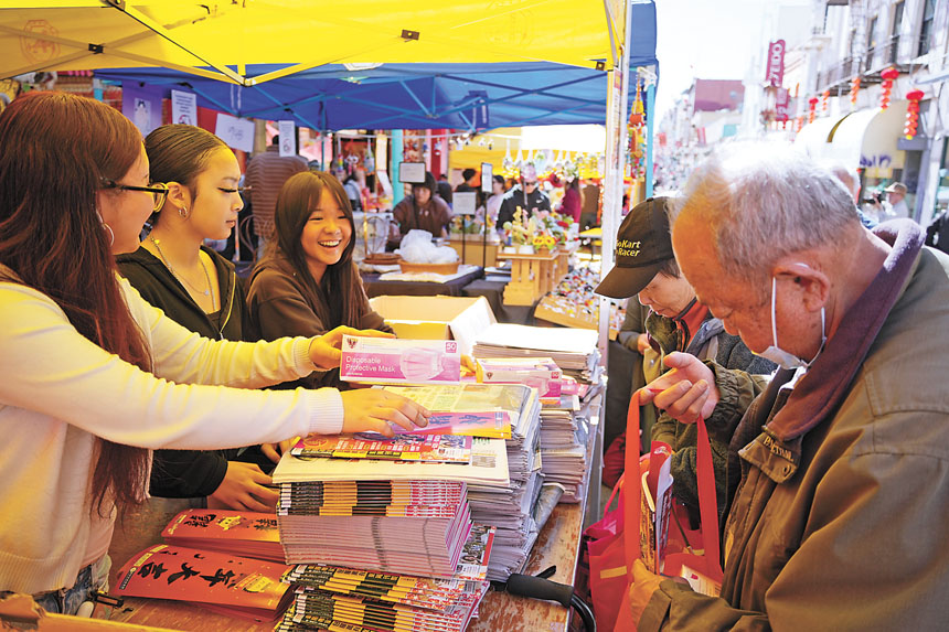 星島日報攤位上訂報、買報的讀者絡繹不絕。記者黃偉江攝