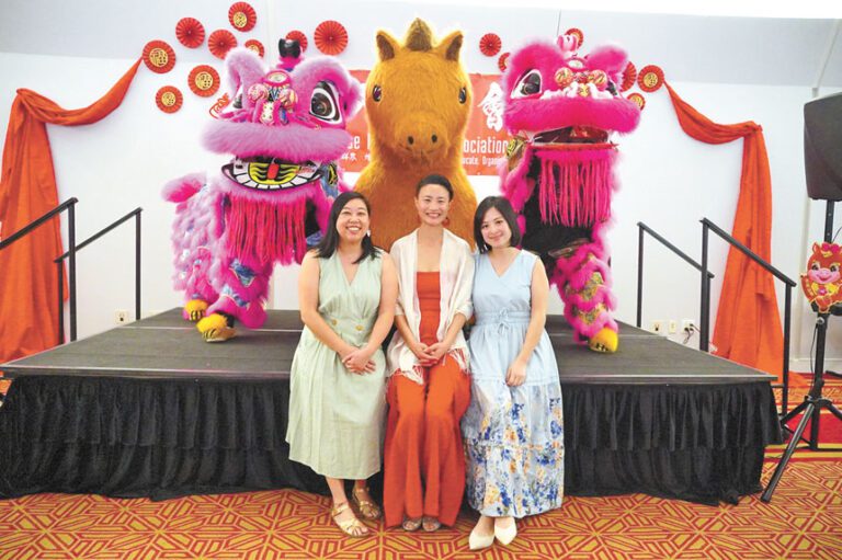 （左起）副行政主任Linda Lee、行政主任劉茂琦、政治主任林德樂將離職。記者黃偉江攝