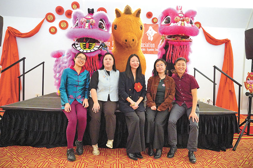 新任行政主任王莉如（中）與領導團隊。記者黃偉江攝