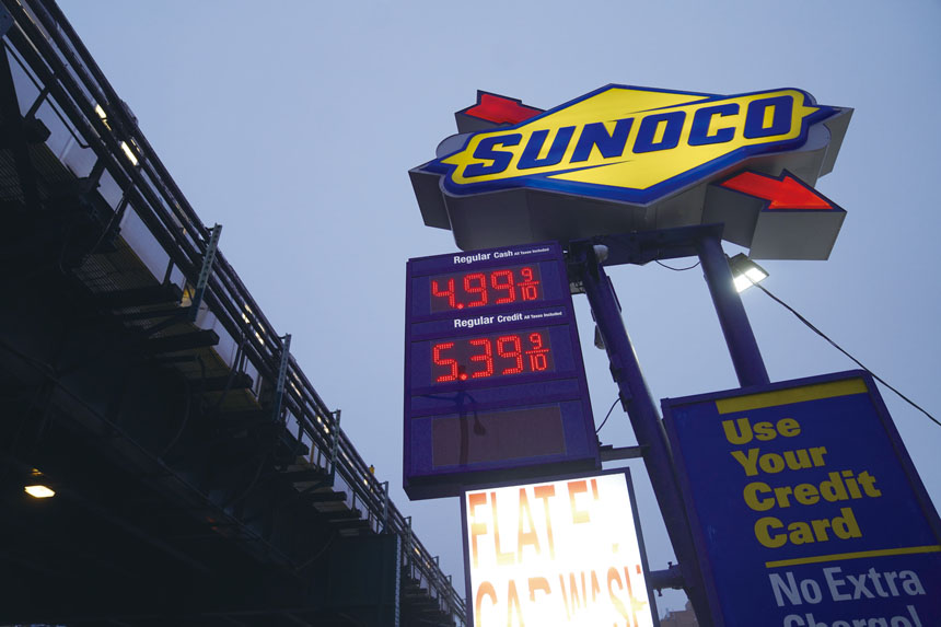 這是紐約一座加油站5日的油價顯示屏。由於市場擔憂中東地區衝突持續及原油市場供應受阻，紐約原油期貨價格大幅上漲，成品油隨之漲價。新華社