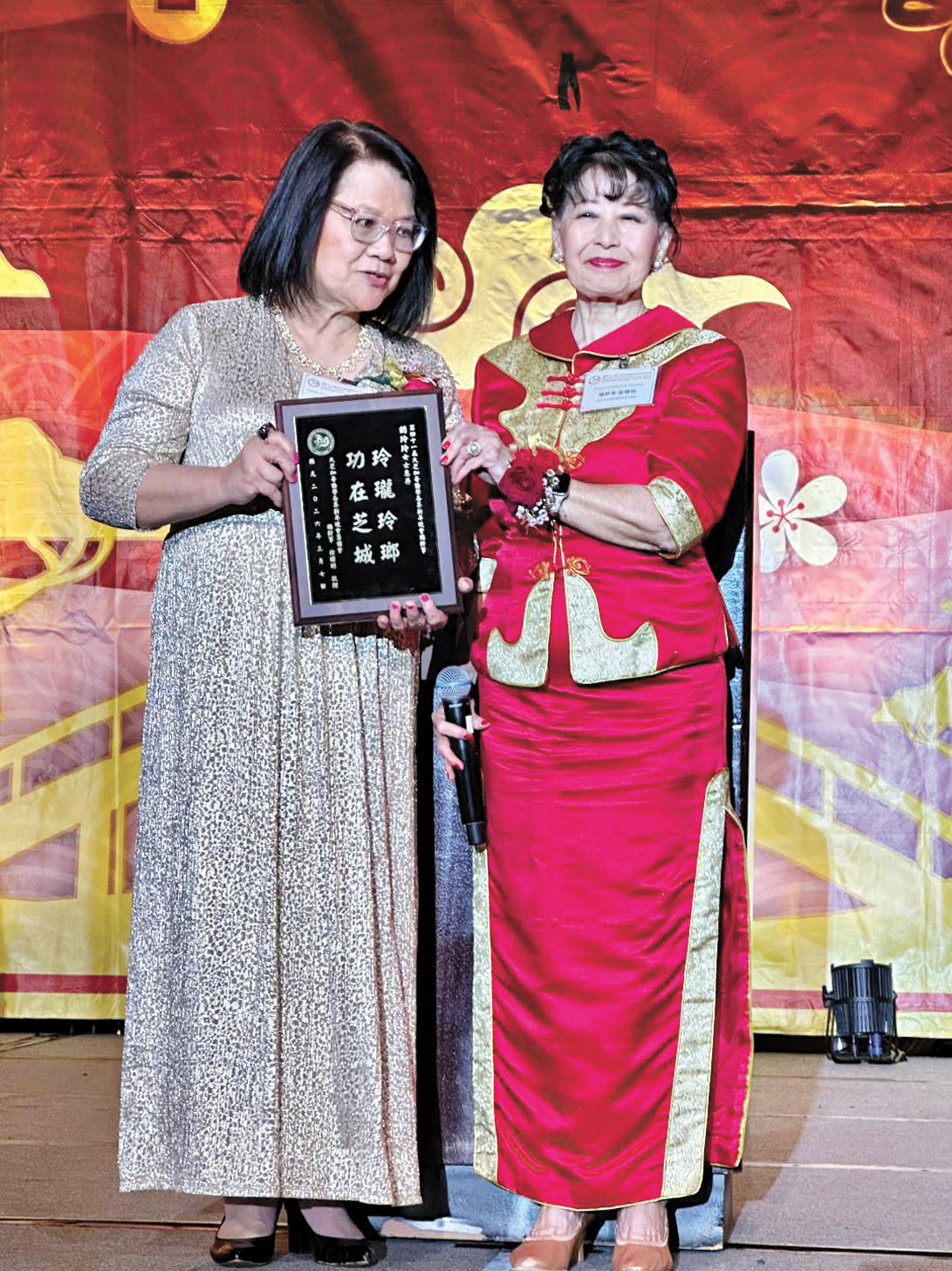 第42届UNITY總幹事徐曙明（右）頒發感謝匾予前任總幹事胡玲玲（左）。