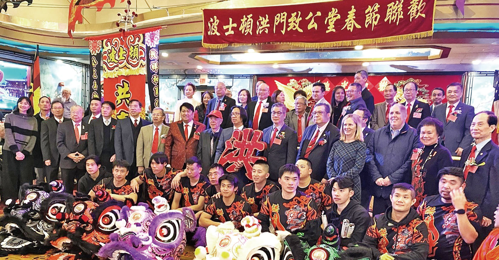 ■舞獅好手們同嘉賓及洪門職員合影。