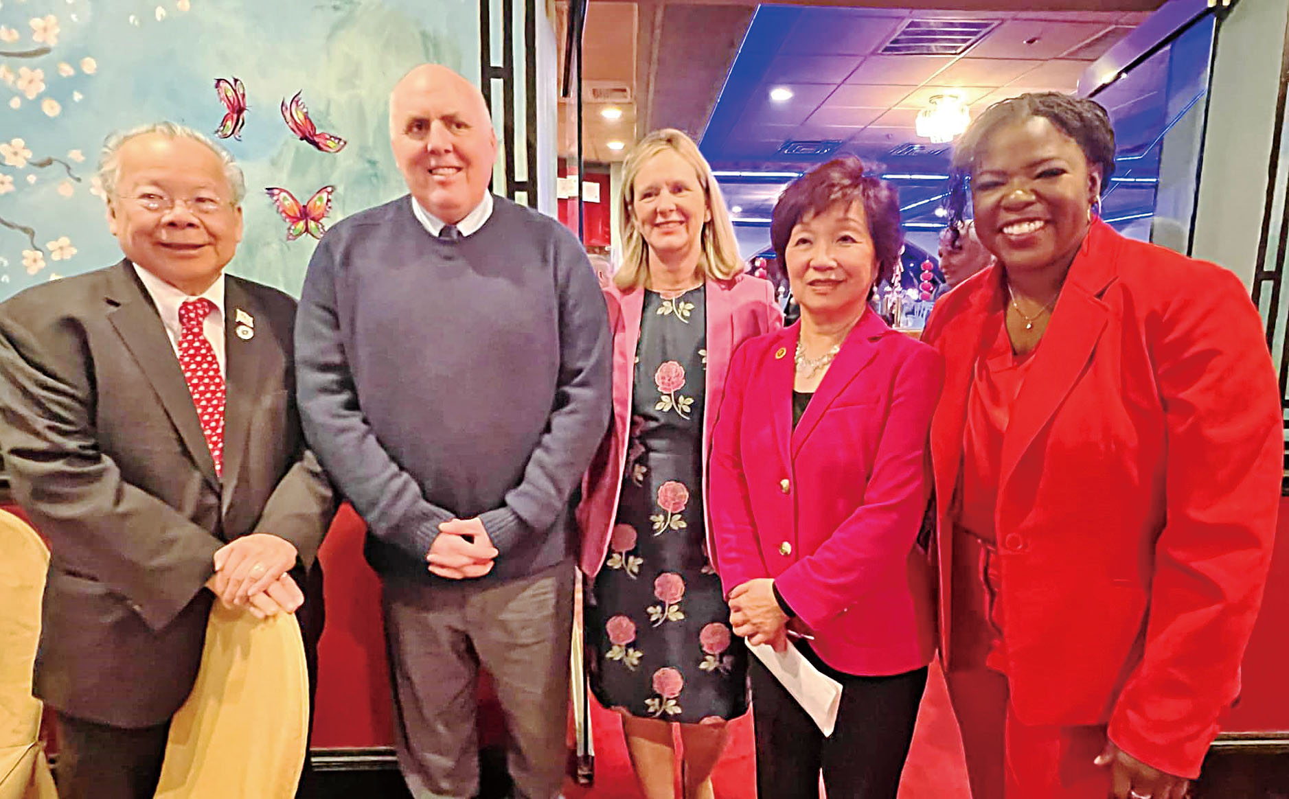 （左起）黃子安、費連、墨菲、陳黃海蘭、路易瓊合影。