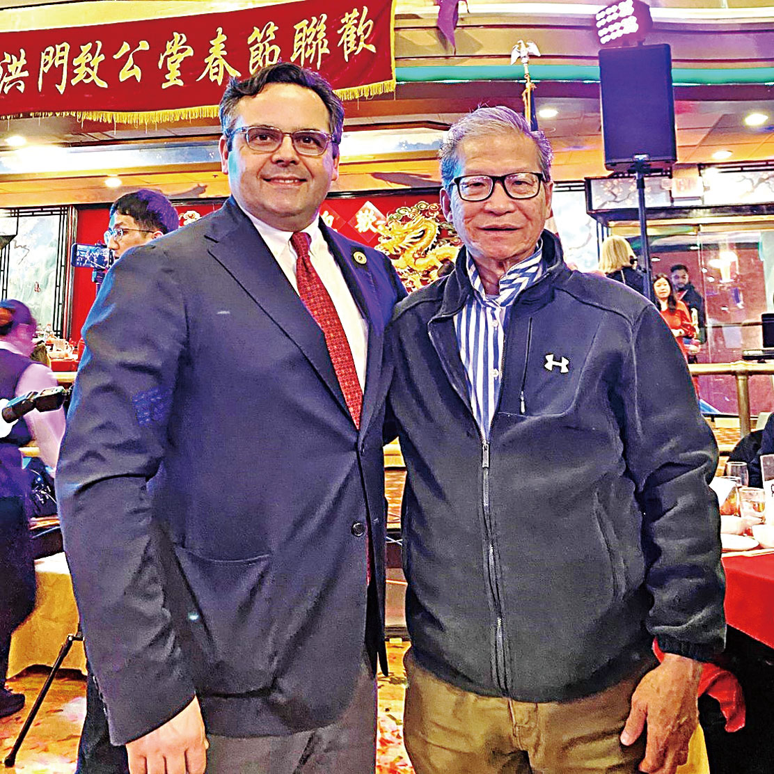 （左起）參議員柯林斯同前中華公所主席黃兆祥合影。