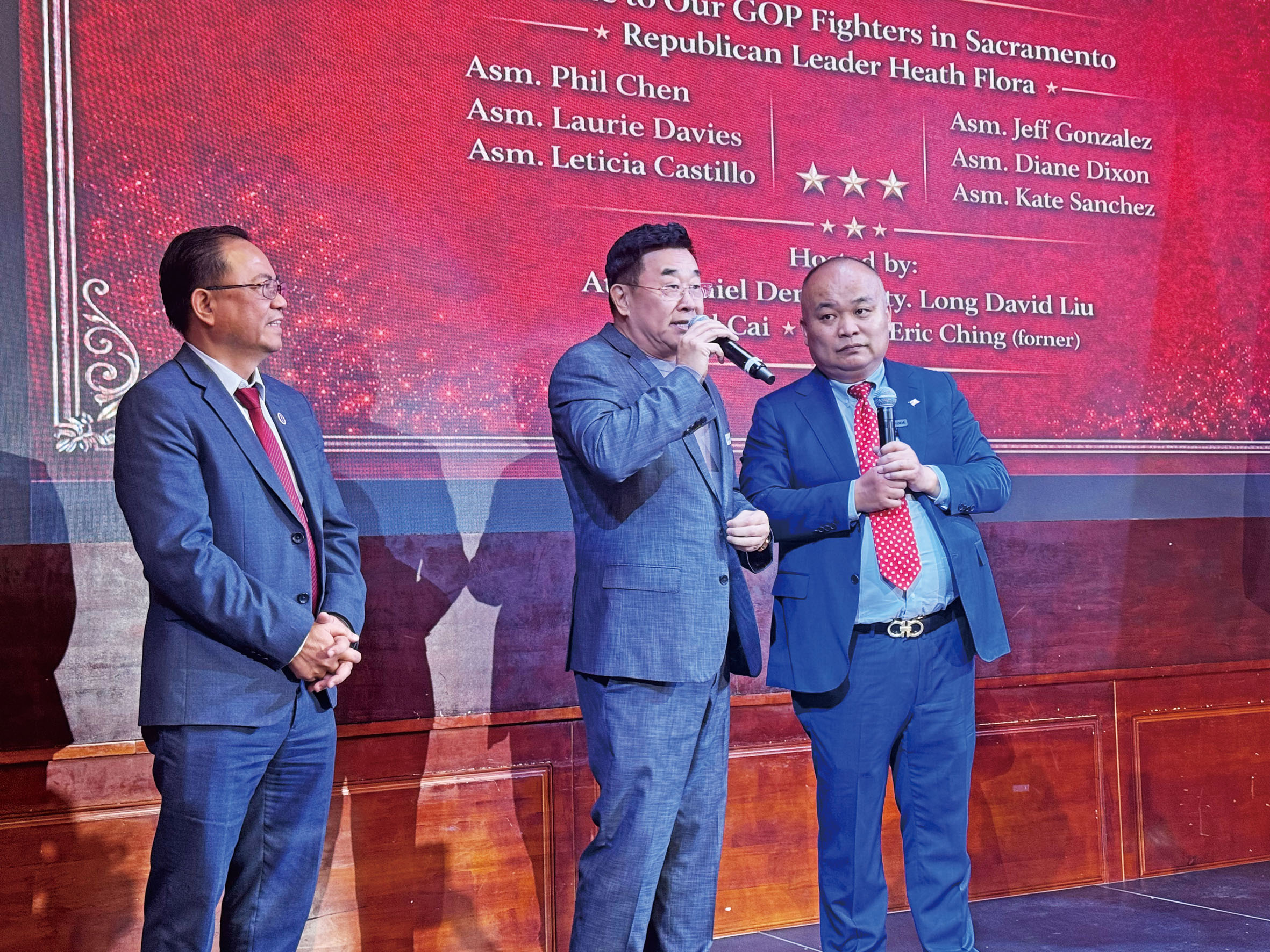 社區領袖蔡成華 (中) 發言表示支持。記者陸新攝