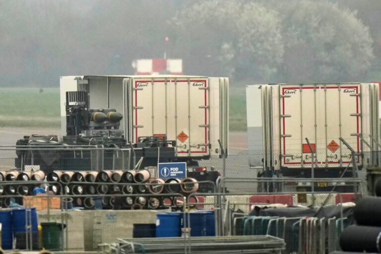 英國空軍基地B-52轟炸機進駐，首相施紀賢准美軍打擊伊朗導彈陣地