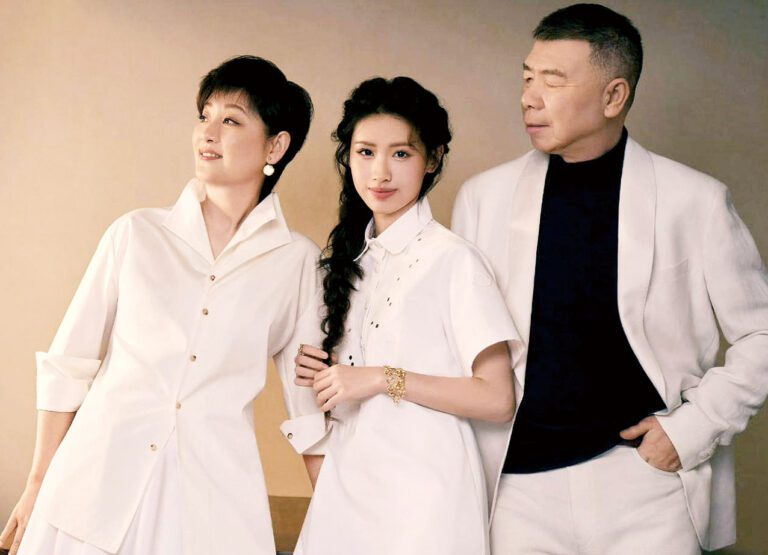 徐朵（中）首次與父母共同參與工作。網上圖片 .c2/.c3