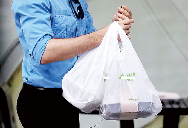 民眾基本都贊成鼓勵使用可重複使用購物袋，事實上，許多人已經在這樣做了。 路透社