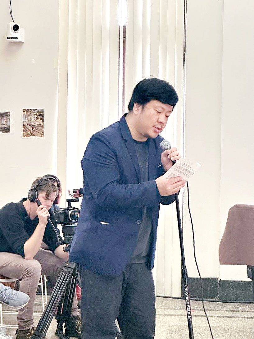 華咨處移民項目經理Edison Li提問有關針對聯邦的移民政策，伊州第7選區國會議員候選人的觀點與應對的措施。   梁敏育攝