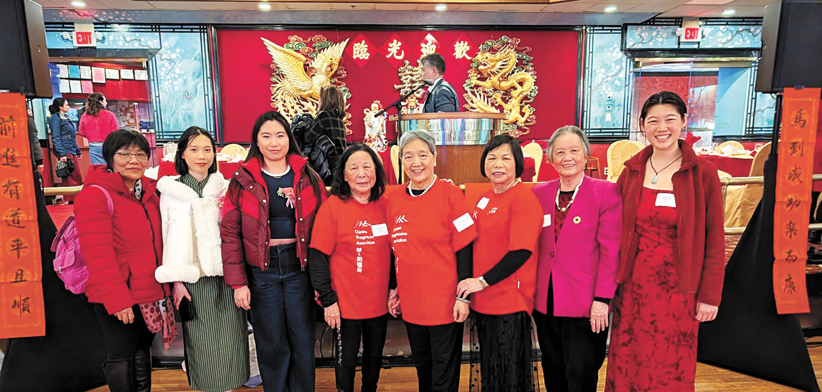 共同主席湯建華（右四）及前進會職員和會員們合影。 李強攝