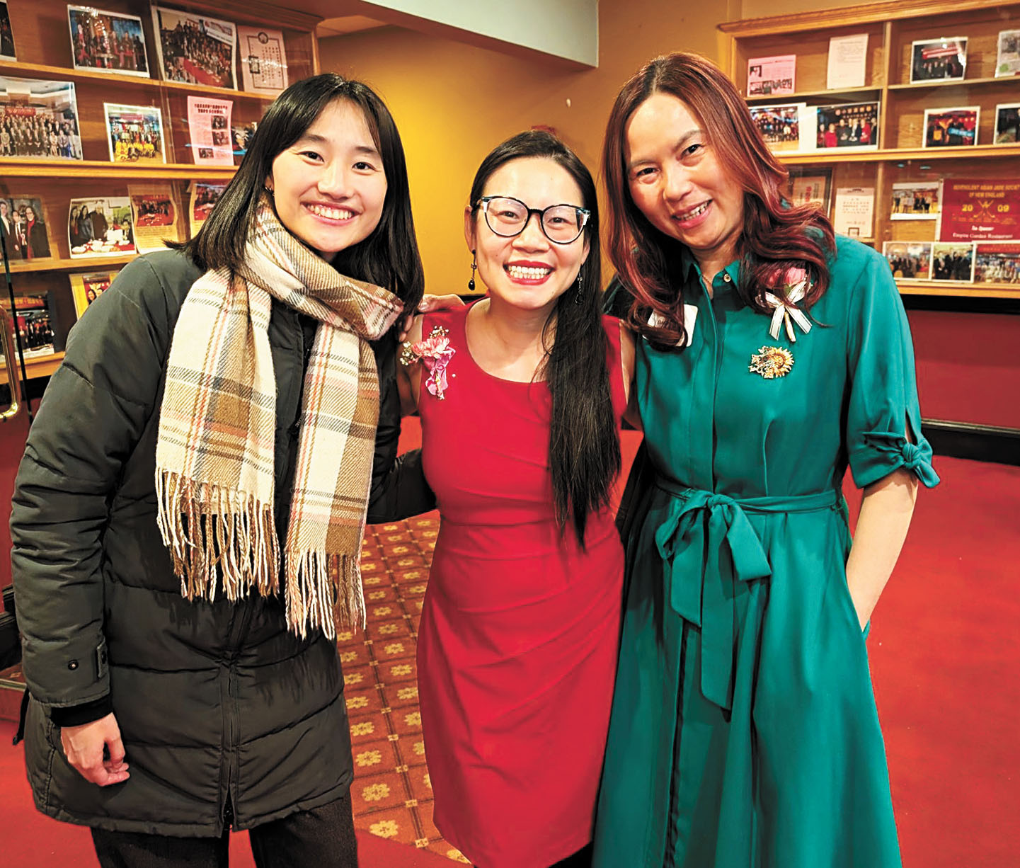 （左起）吳市長唐人街聯絡員林小姐、新任行政主任左雅宜、鄺寶蓮合影。