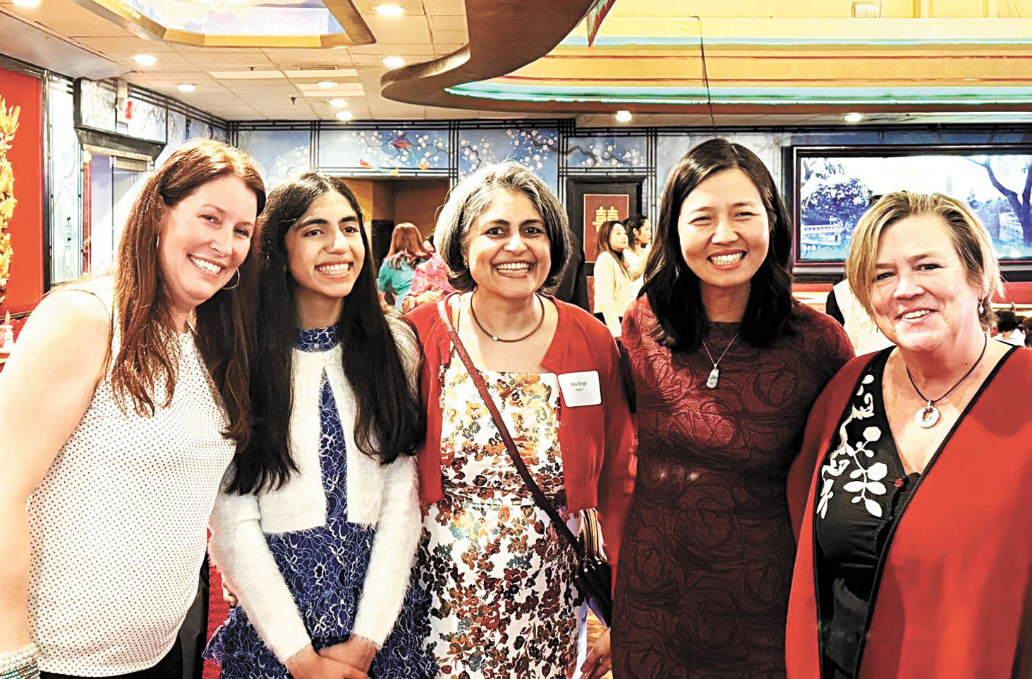 吳市長（右二）同昆西投票的代表們合影。