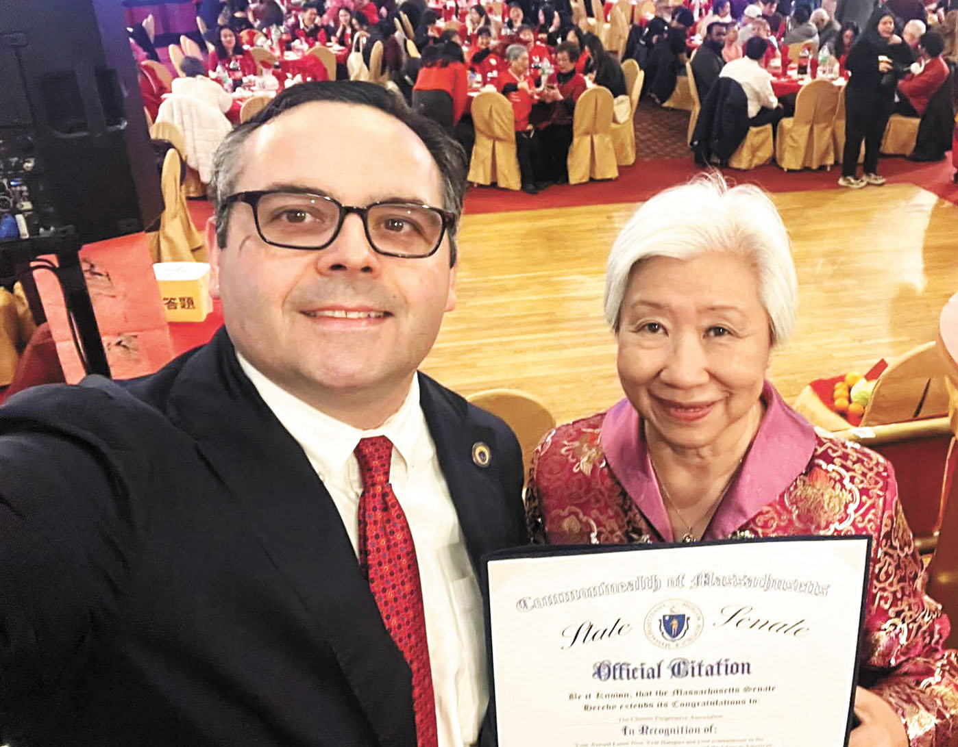 參議員柯林斯給李素影頒發嘉獎狀。