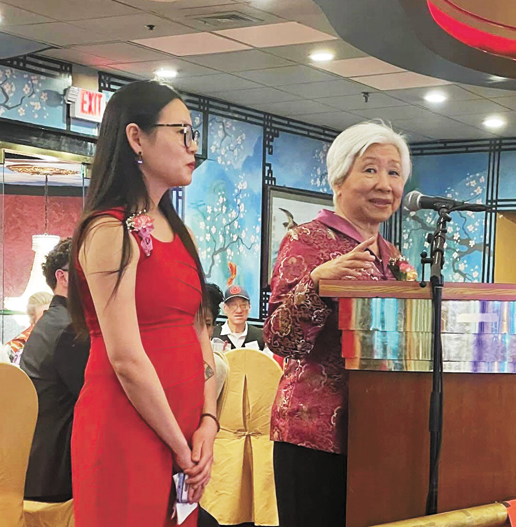 （右起）李素影向來賓們介紹左雅宜。