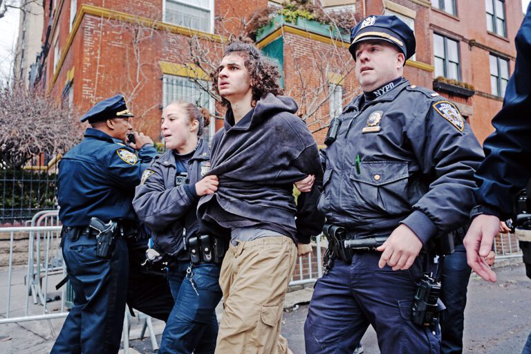 巴拉特在警局要求紙筆，寫下「宣誓效忠伊斯蘭國」。 美聯社