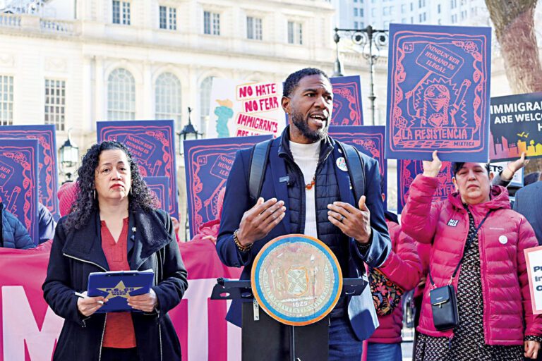 民代在集會上呼籲儘快通過法案。