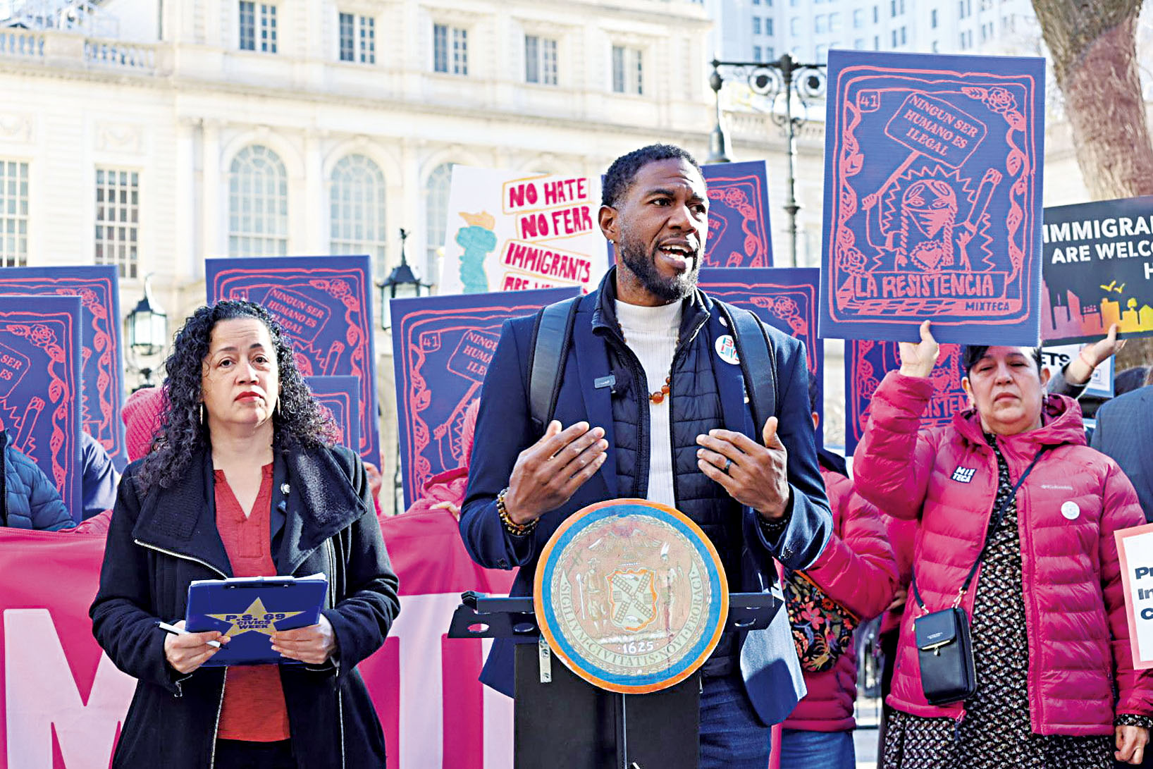 民代在集會上呼籲儘快通過法案。