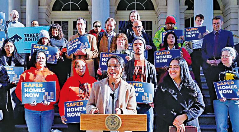 桑切斯在集會上呼籲儘快通過法案。