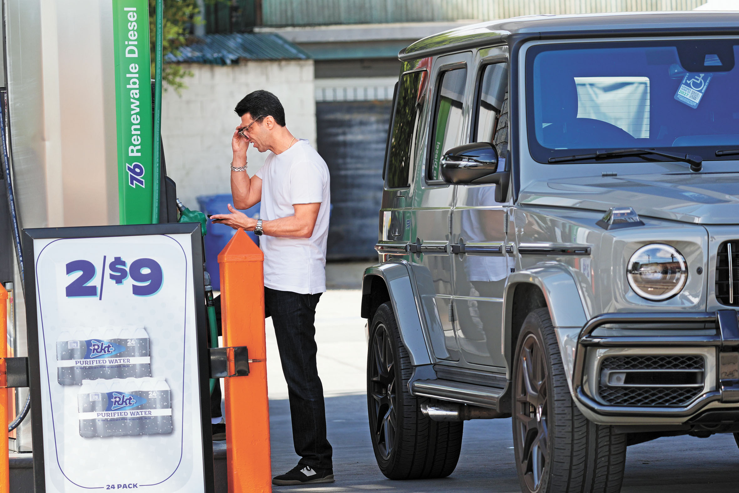 一名駕駛者在洛杉磯一家加油站準備加油。美聯社