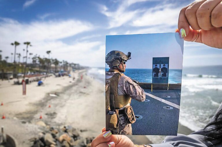 克里奇洛手持兒子的照片，他近期剛結束在美國海軍陸戰隊的服役。洛杉磯時報