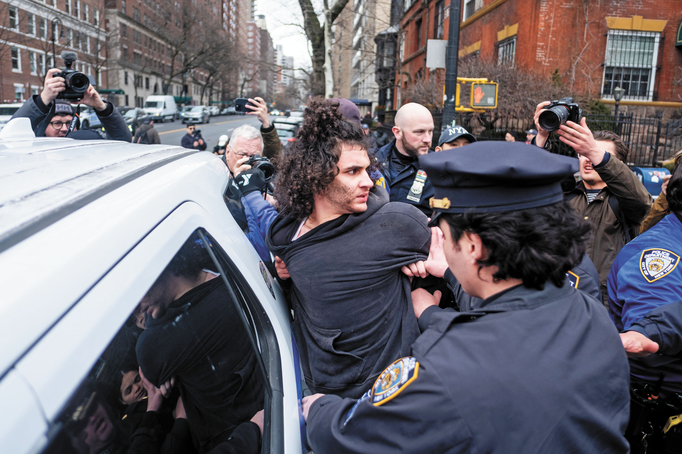 在紐約市長官邸外，巴拉特試圖在反抗議活動中引爆簡易爆炸裝置，隨後被警方拘留。美聯社