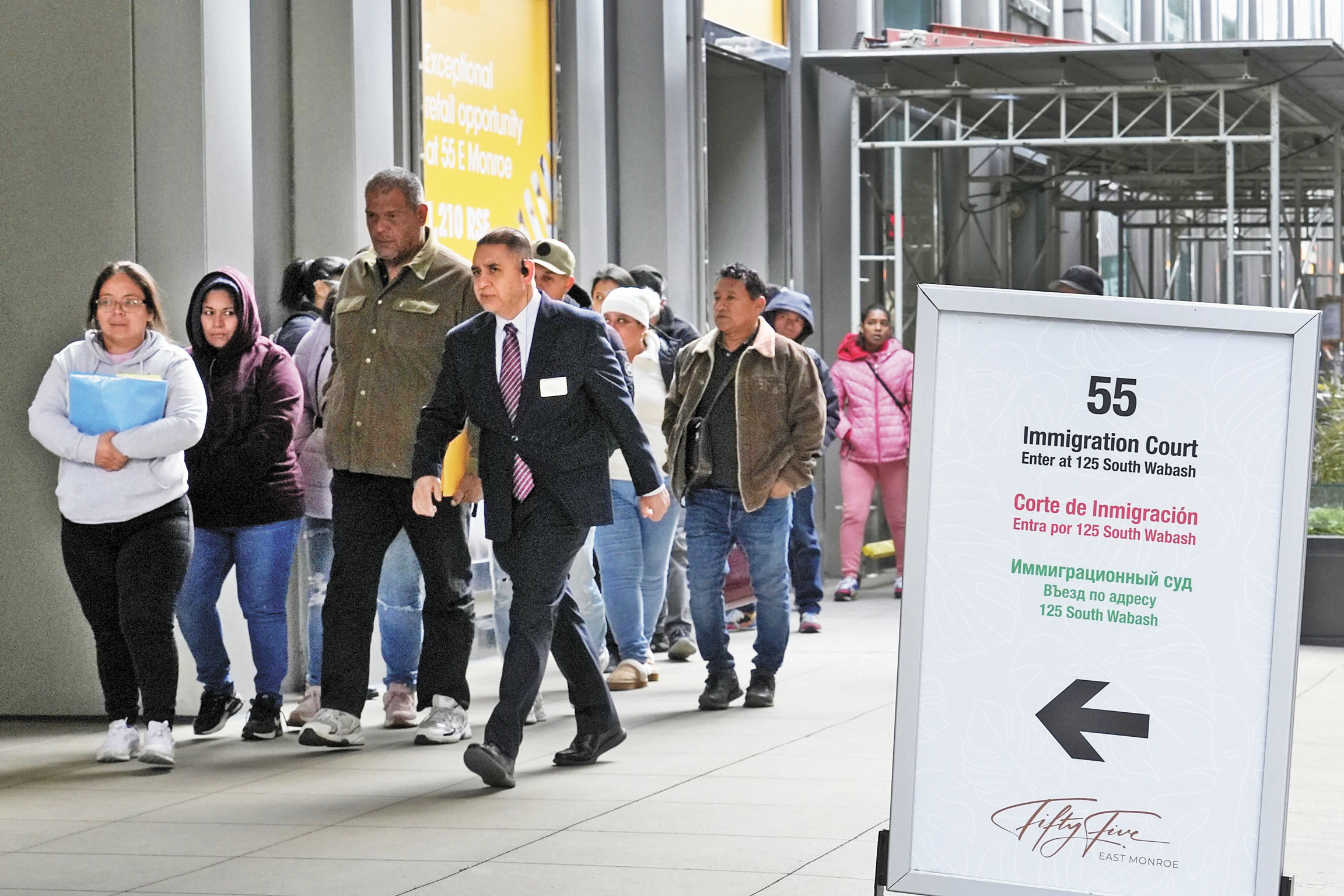 2024年12月，一群人進入芝加哥移民法庭。美聯社