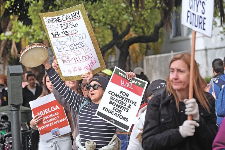 三藩市教師2月舉行罷工爭取加薪，圖為一張標語牌列出三藩市與鄰近城市的教師薪資對比，諷刺的是教師薪資高於入住專門為其建造可負擔公寓的資格。美聯社資料圖片