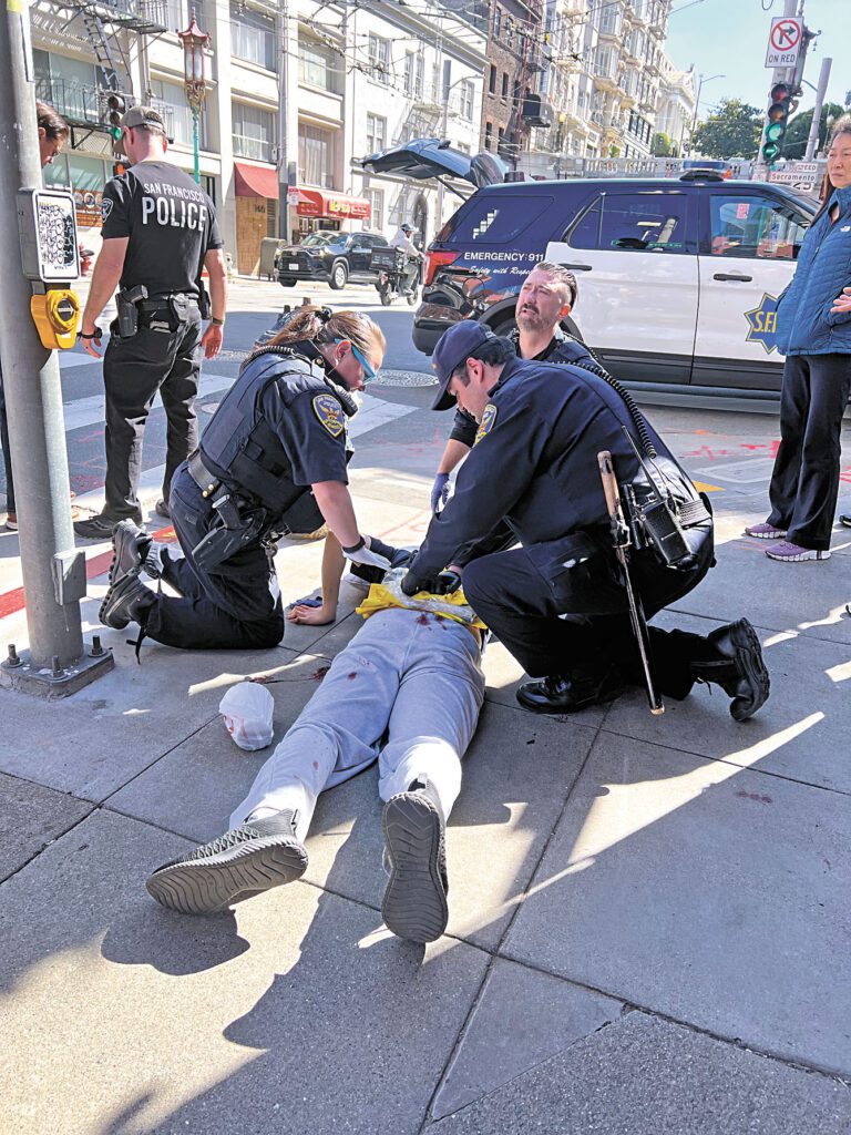 3月5日事發後急救人員向傷者施救。資料圖片，華埠守望相助者提供