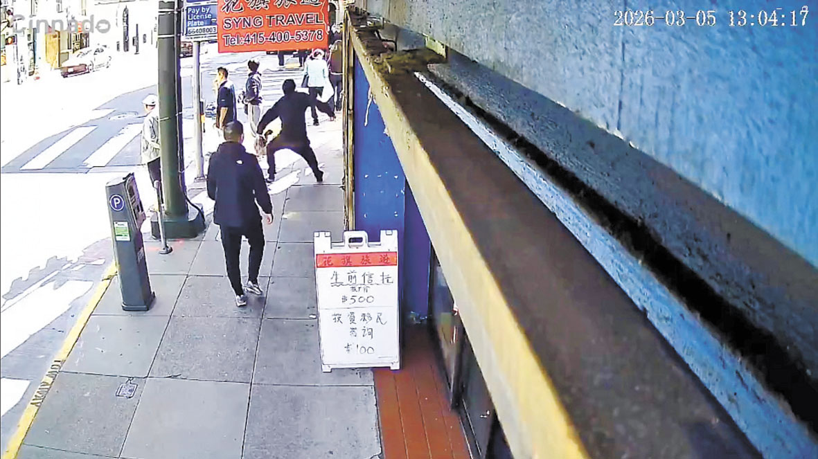 3月5日事發時監控視頻顯示，兇徒衝上前躍起一刀插入受害者後背腰間。資料圖片，華埠守望相助者提供