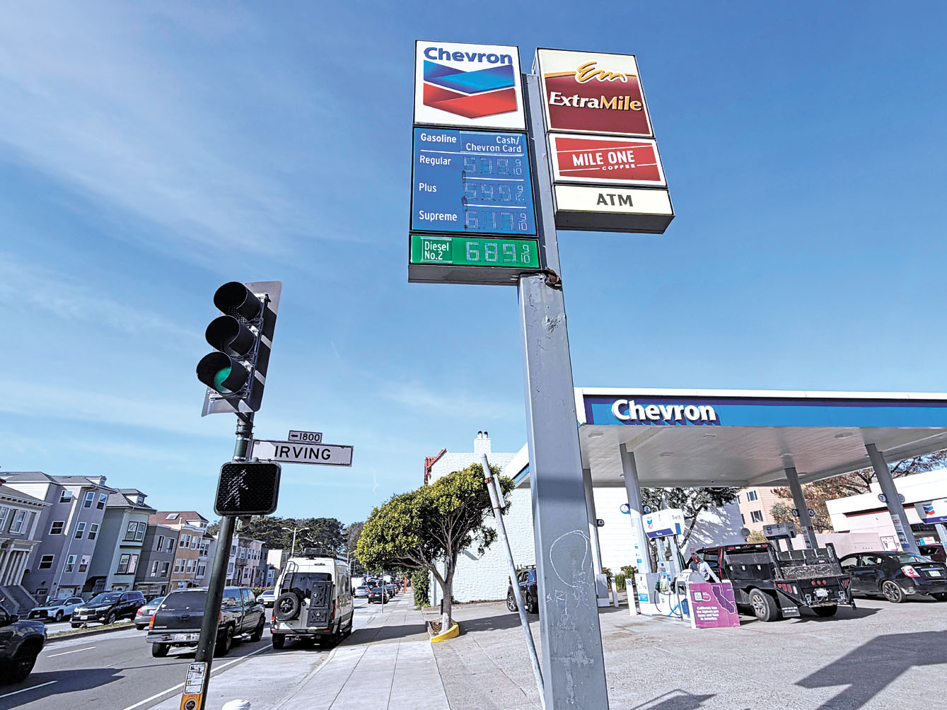 三藩市第19大道一處加油站的油價突破5元，消費者怨聲載道。記者蘇婕雅攝