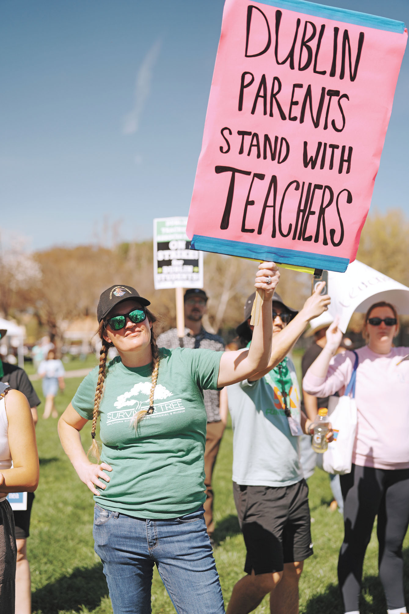 有家長舉牌支持罷工的都柏林教師。加州教師協會提供