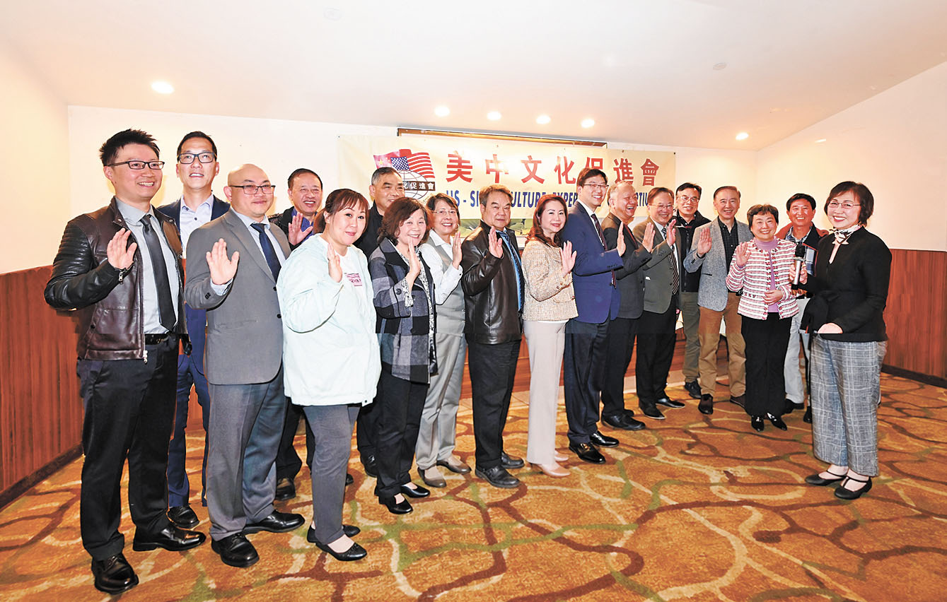 顧問鄧孟詩主持監誓,連任會長梁建鋒及全體新屆職員宣誓就職。馬紅兵攝