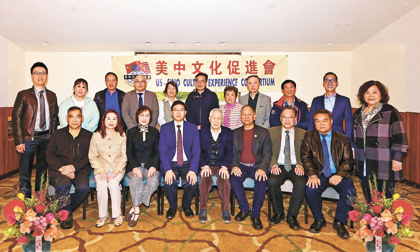 統一促進會理事長池洪湖、退休大法官暨鄧孟詩親臨,與美中文化促進會董事及理事合影。馬紅兵攝