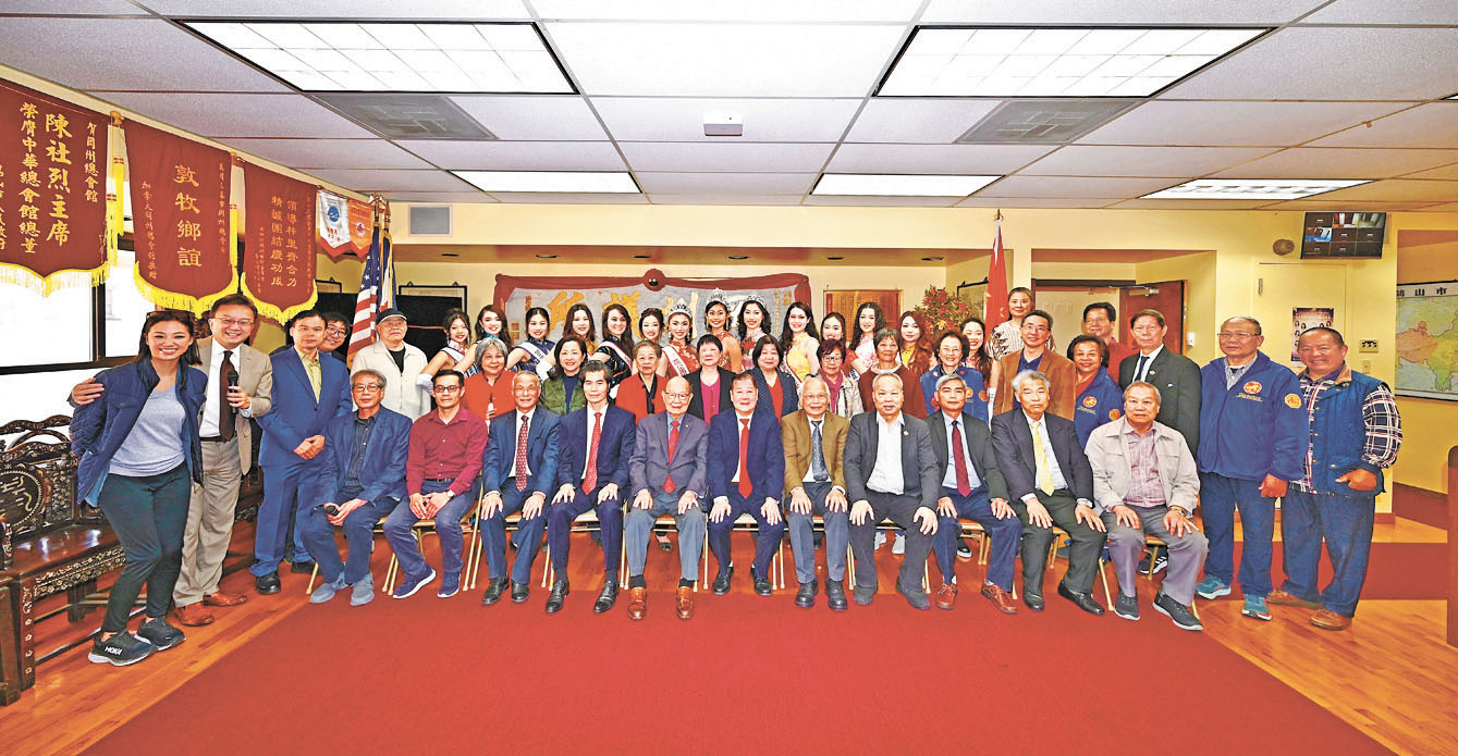 岡州總會館正副主席暨同仁與中華總商會會長及佳麗們在禮堂合影。馬紅兵攝