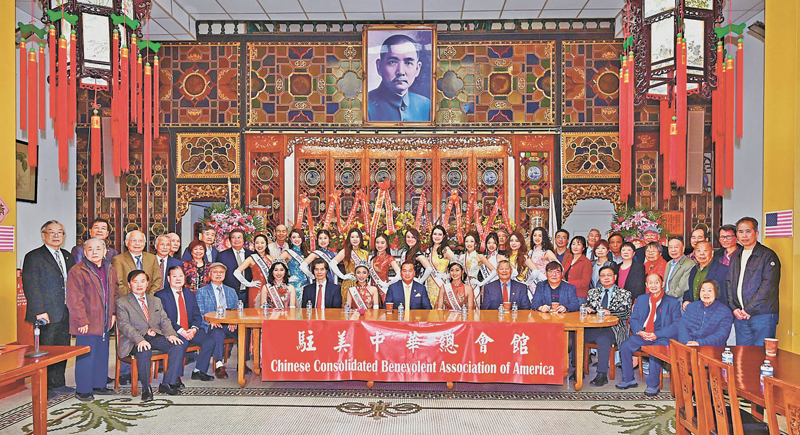 中華總會館總董暨主席團、商董、嘉賓與華埠小姐佳麗們在總會館禮堂合影。馬紅兵攝