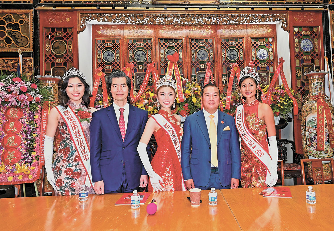 中華總會館總董黃建成、中華總商會會長劉運芳與全美華埠小姐冠軍梁斐及獲獎佳麗合影。馬紅兵攝