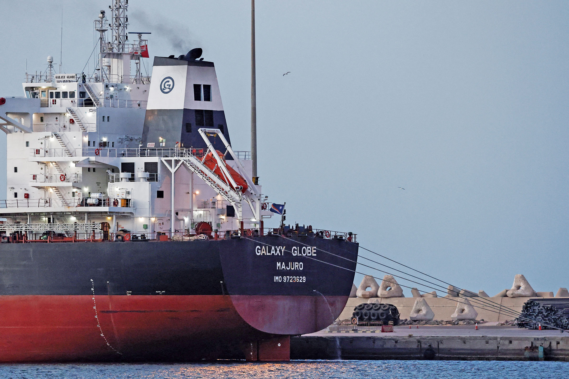 霍爾木茲海峽危機重重。圖為一艘名為「銀河環球號」的散裝貨船停泊在阿曼首都馬斯喀特港。路透社