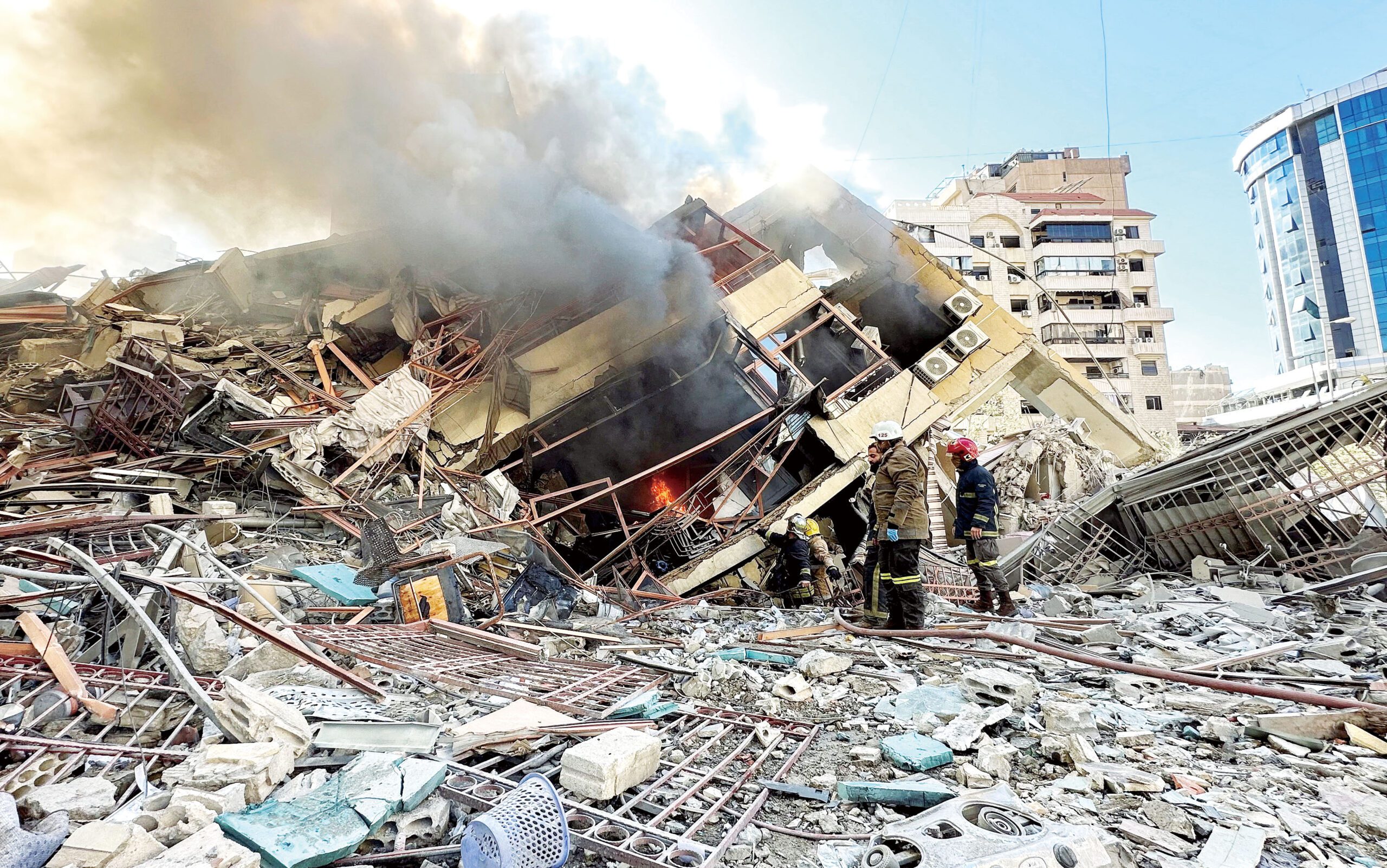 戰爭出現向區域化蔓延的趨勢。圖為以色列空襲後，黎巴嫩建築倒塌。路透社