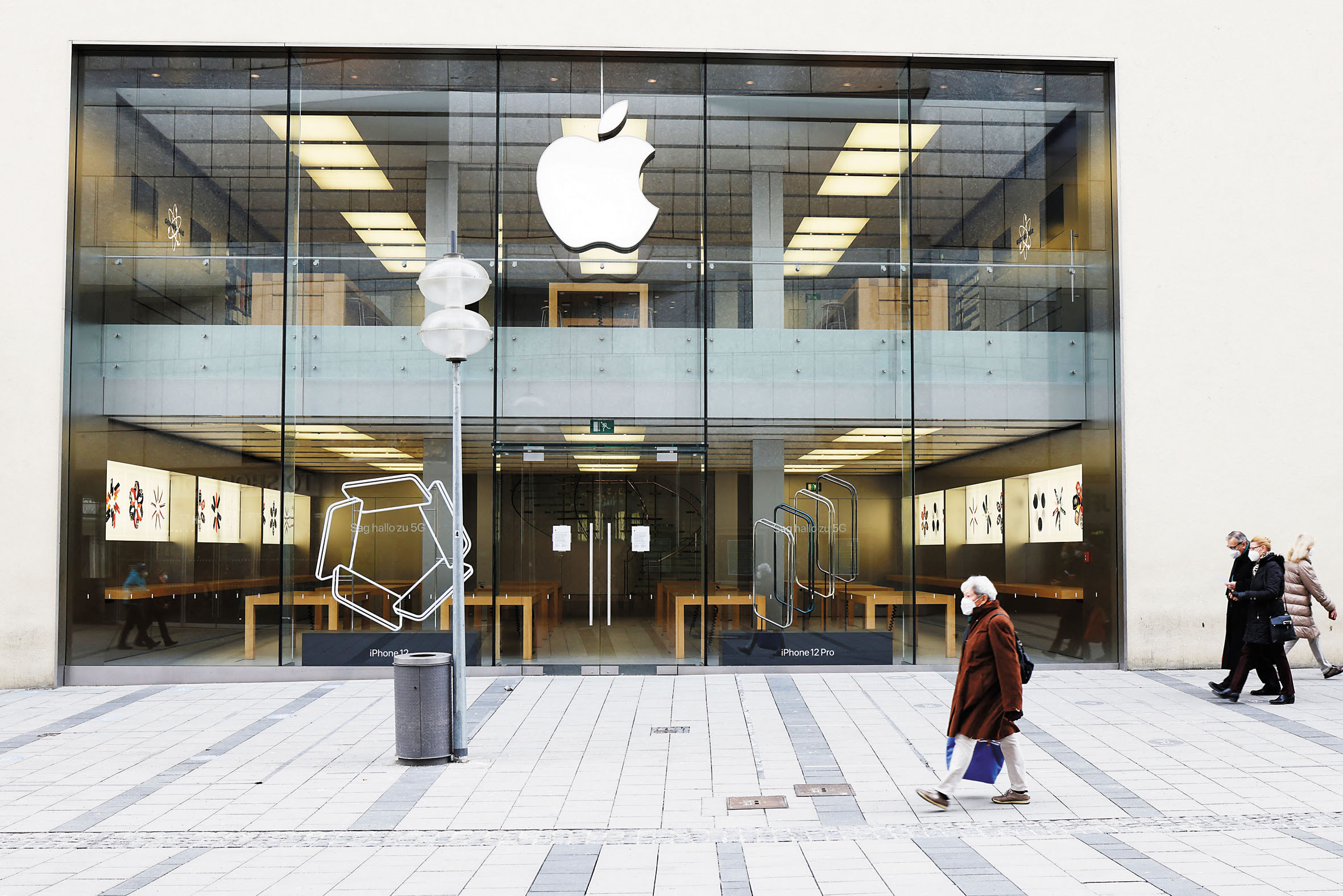 蘋果的新計劃是希望在今年9月對外發表J490，但前提是新版Siri必須能及時推出。圖為德國慕尼黑的一家蘋果商店。路透社資料圖片